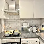Hyde Park Comfortable Family Apartment