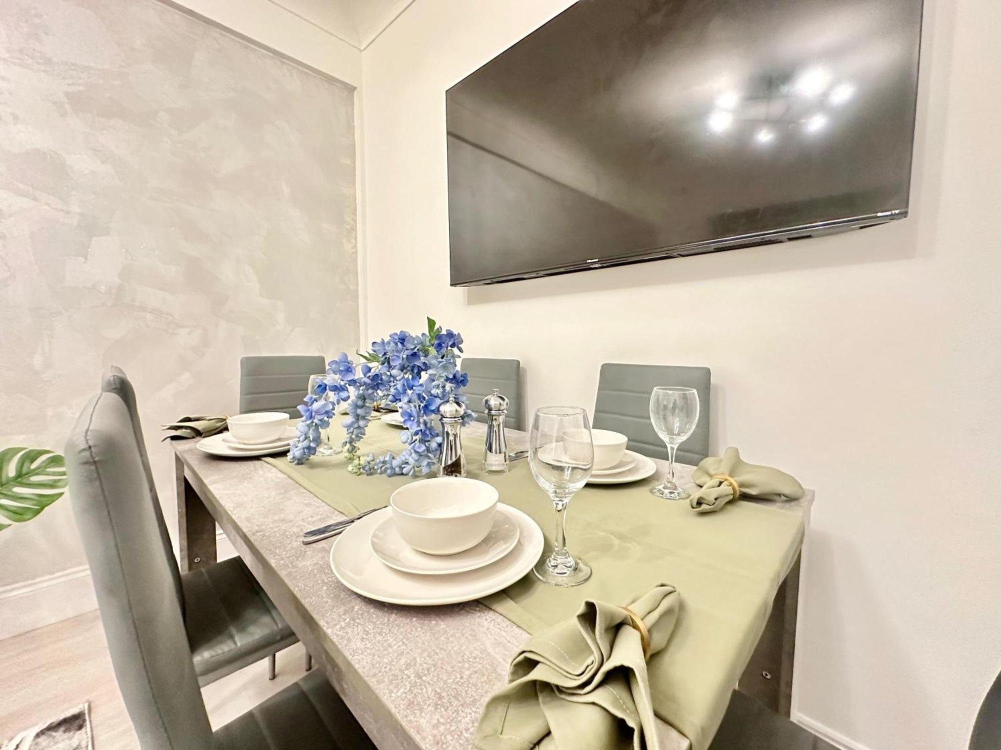 Hyde Park Comfortable Family Apartment